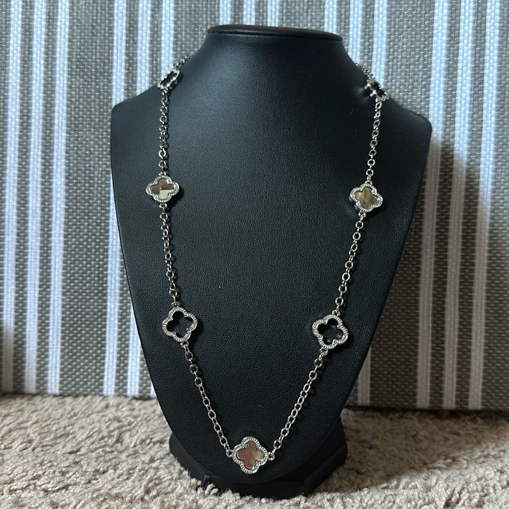 Nwt Tahari Clover Silver Tone Necklace Adjustable 35$